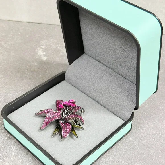 Lily flower brooch, Purple Crystal brooch, vintage brooch, Crystal Floral brooch - Picture 4 of 8